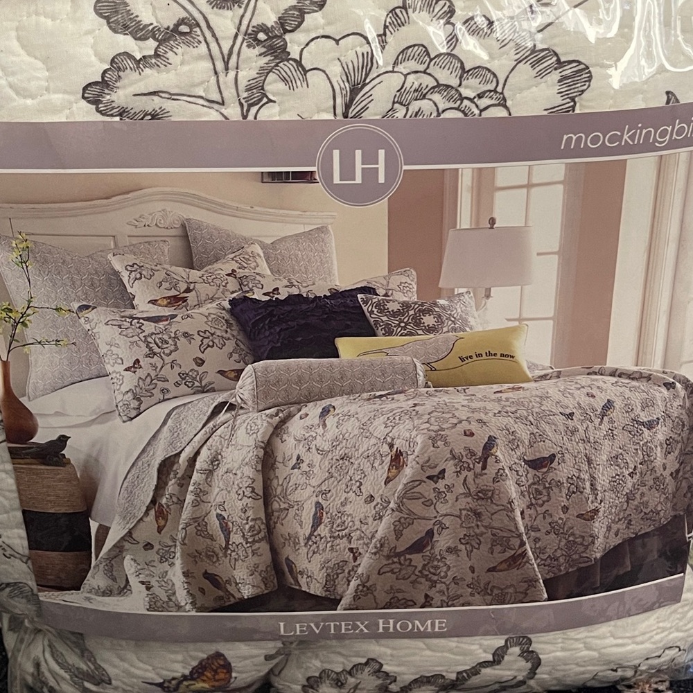 NEW LEVTEX HOME QUILT SET
